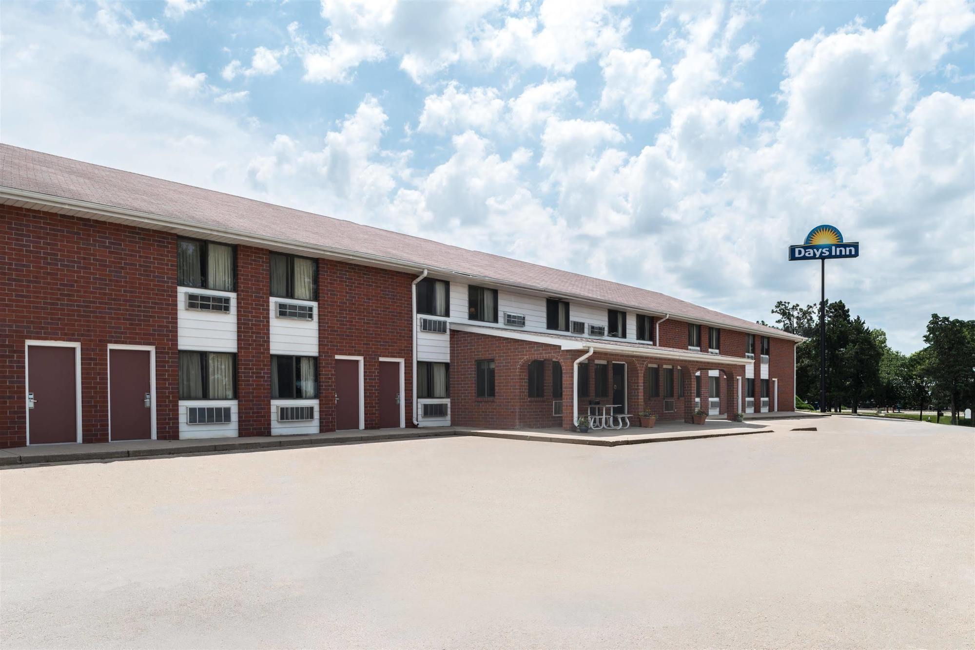 Days Inn By Wyndham Lincoln South Exterior photo